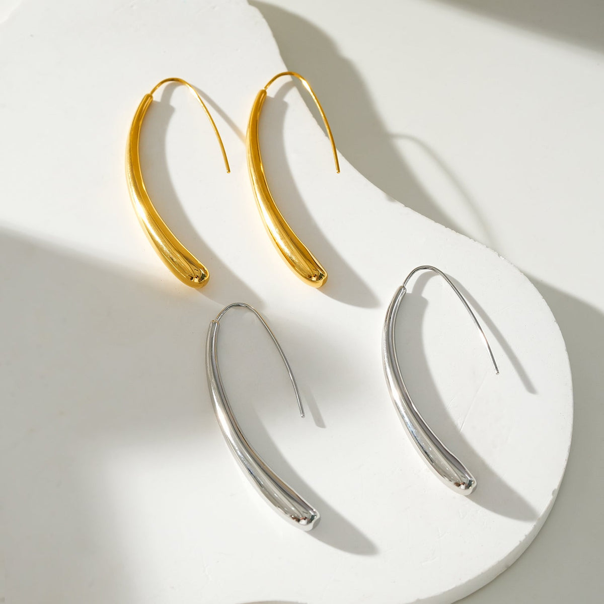 Style ADARA Or Blanc (ton argent) : Élégance Abstraite. Boucles d'Oreilles Géométriques Avant-Gardistes