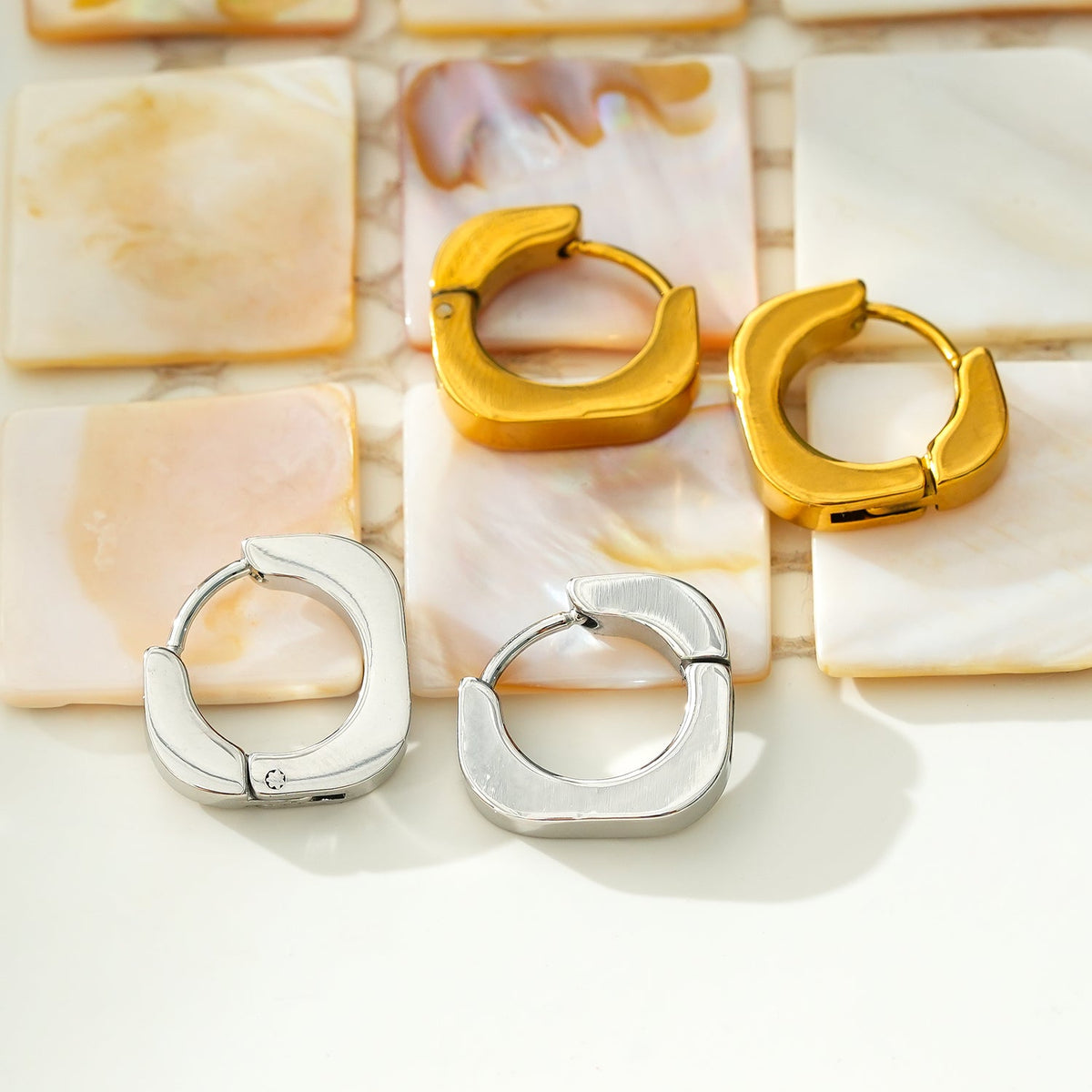 AIRA Or blanc (ton argenté) : Boucles d'oreilles créoles carrées arrondies style industriel chic