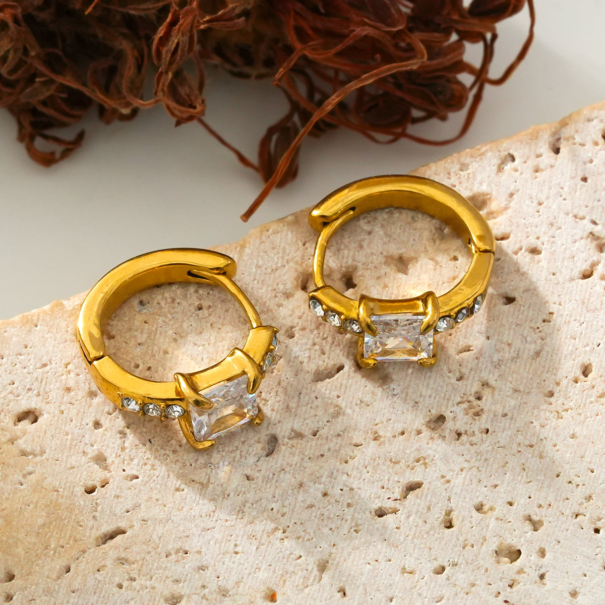 Style ASTORIA Or : Mini Créoles en Or avec Zircons Incrustés