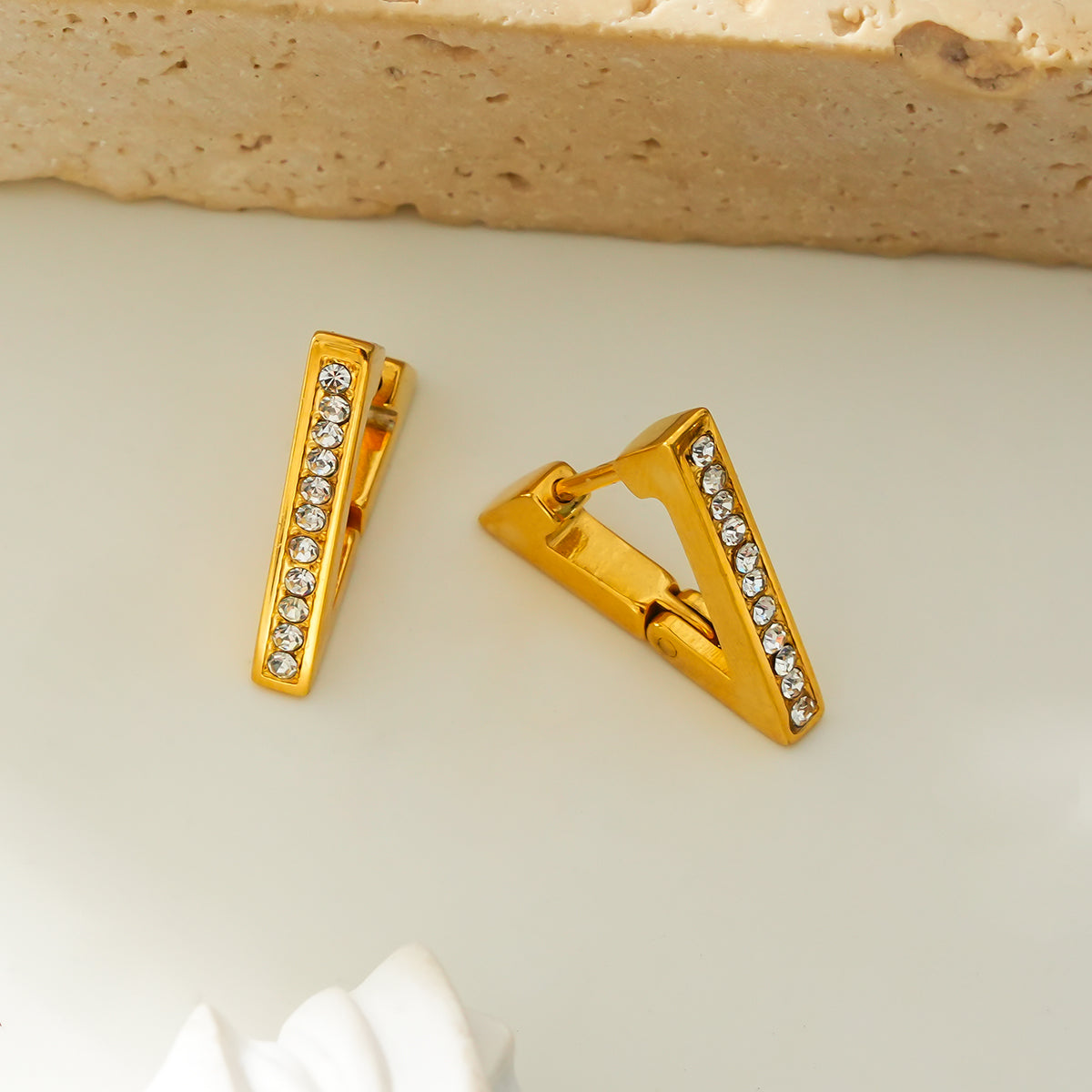 BACALAR Or : Boucles d'oreilles créoles triangulaires serties de pierres d'oxyde de zirconium (CZ)