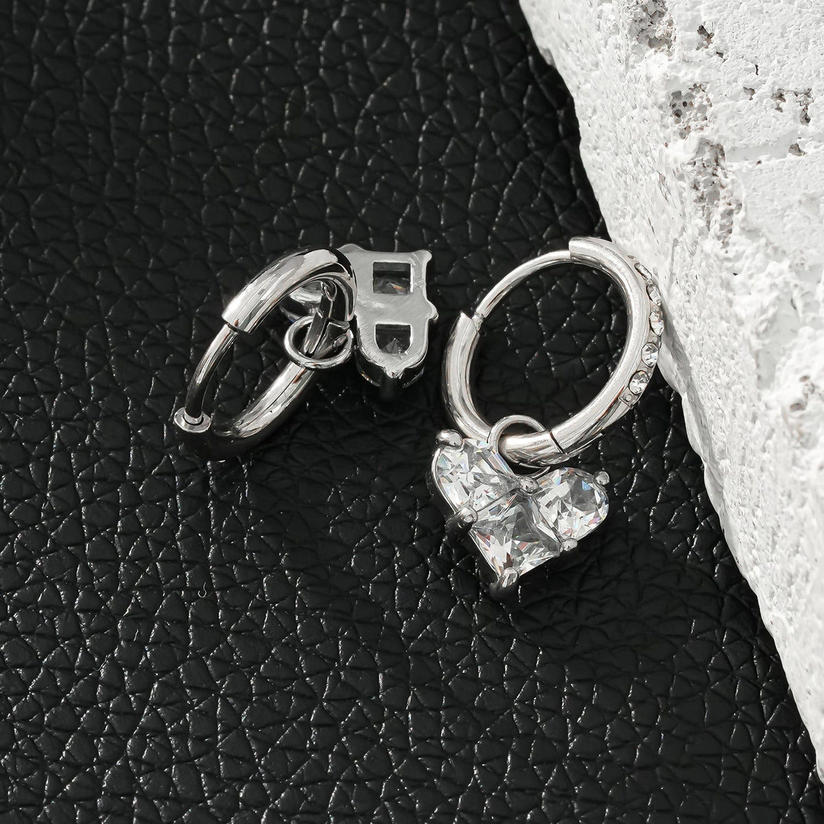 CREEDA Or Blanc (Tonalité Argentée) : Créoles Incrustées de Zirconium Style Vintage avec Pendentif Cœur en Moissanite