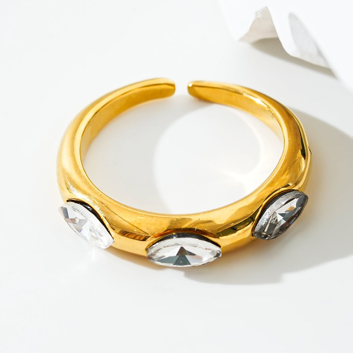 Style ELENITA : Bague bandeau d'inspiration moderniste avec triple zircone