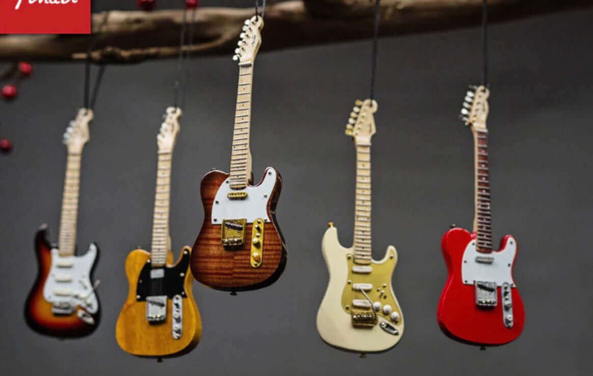 FENDER Ornement de Noël Guitare Stratocaster Années 50 15 cm – Crème