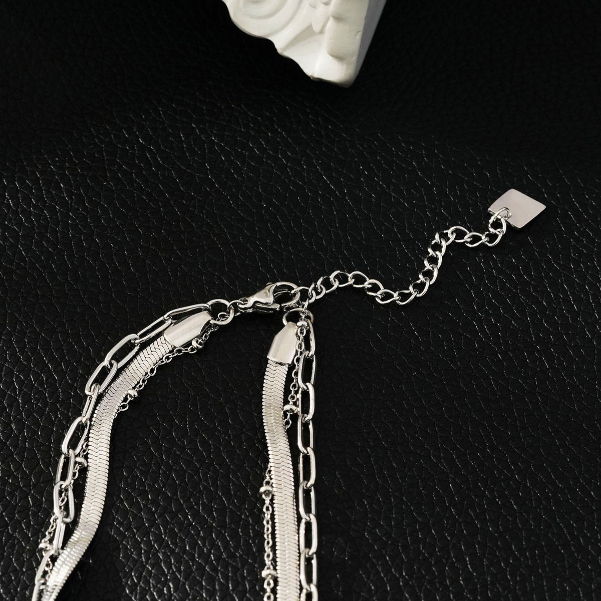 GEILNAR: Collier à triple couche à chaînes mélangées en argent
