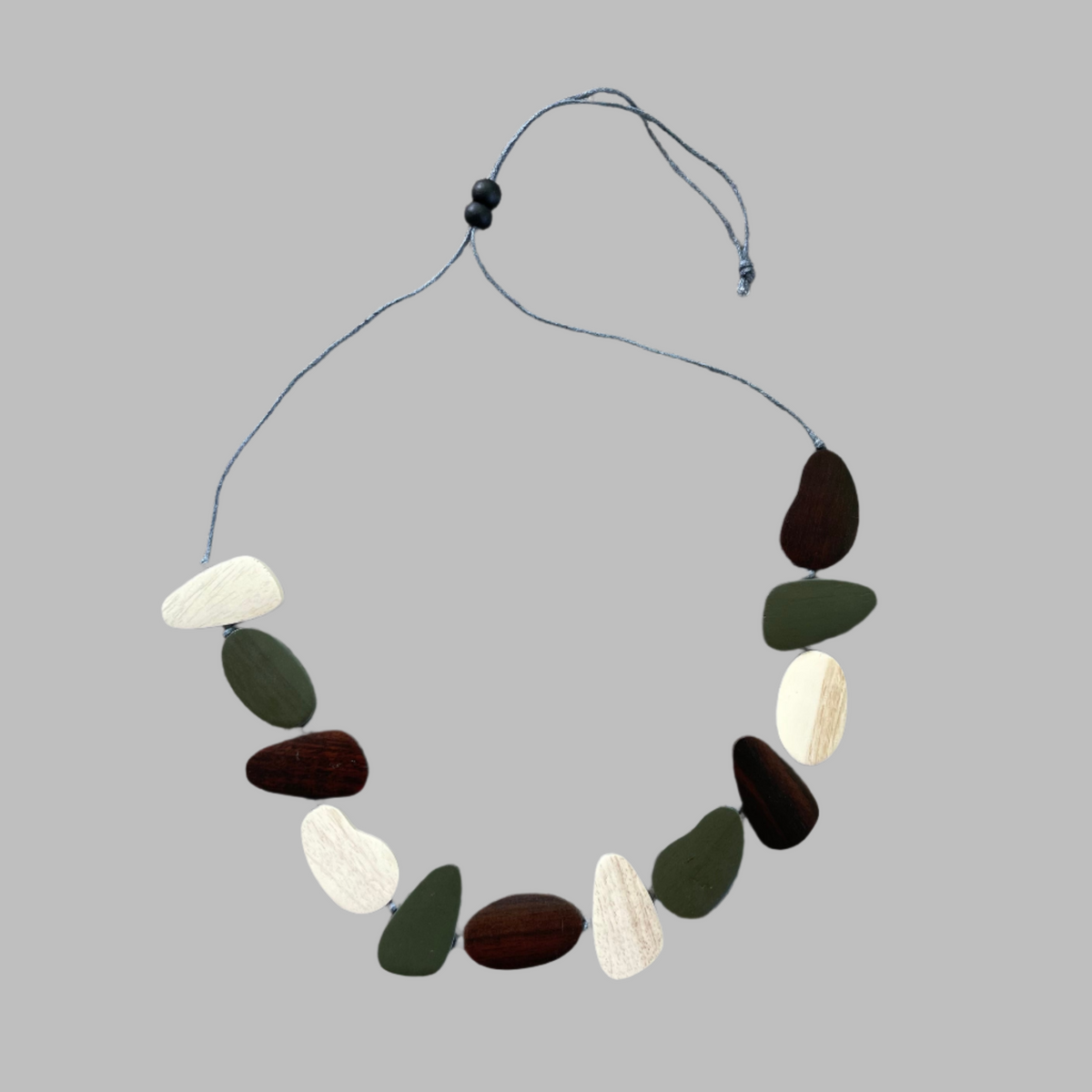 Collier galet en bois