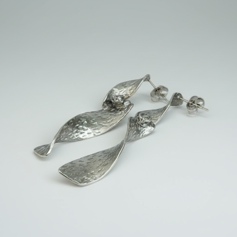 Boucle d'oreille torsadée en métal martelé – Acier inoxydable gris