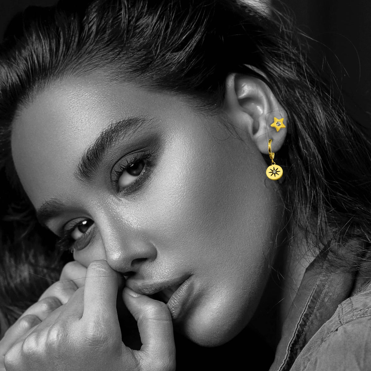 LAYLA Gold : Puces d'oreilles en forme d'étoile avec un oxyde de zirconium solitaire au centre