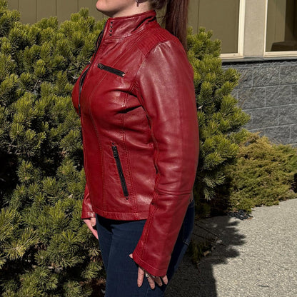 Veste Classique Femme en Cuir d'Agneau. Col Rond clouté, 4 Poches zippées et Surpiqûres Décoratives aux Épaules