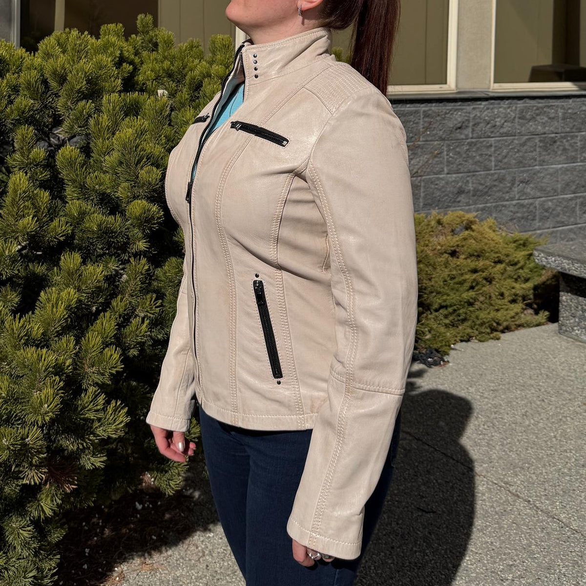Veste Classique Femme en Cuir d'Agneau. Col Rond clouté, 4 Poches zippées et Surpiqûres Décoratives aux Épaules