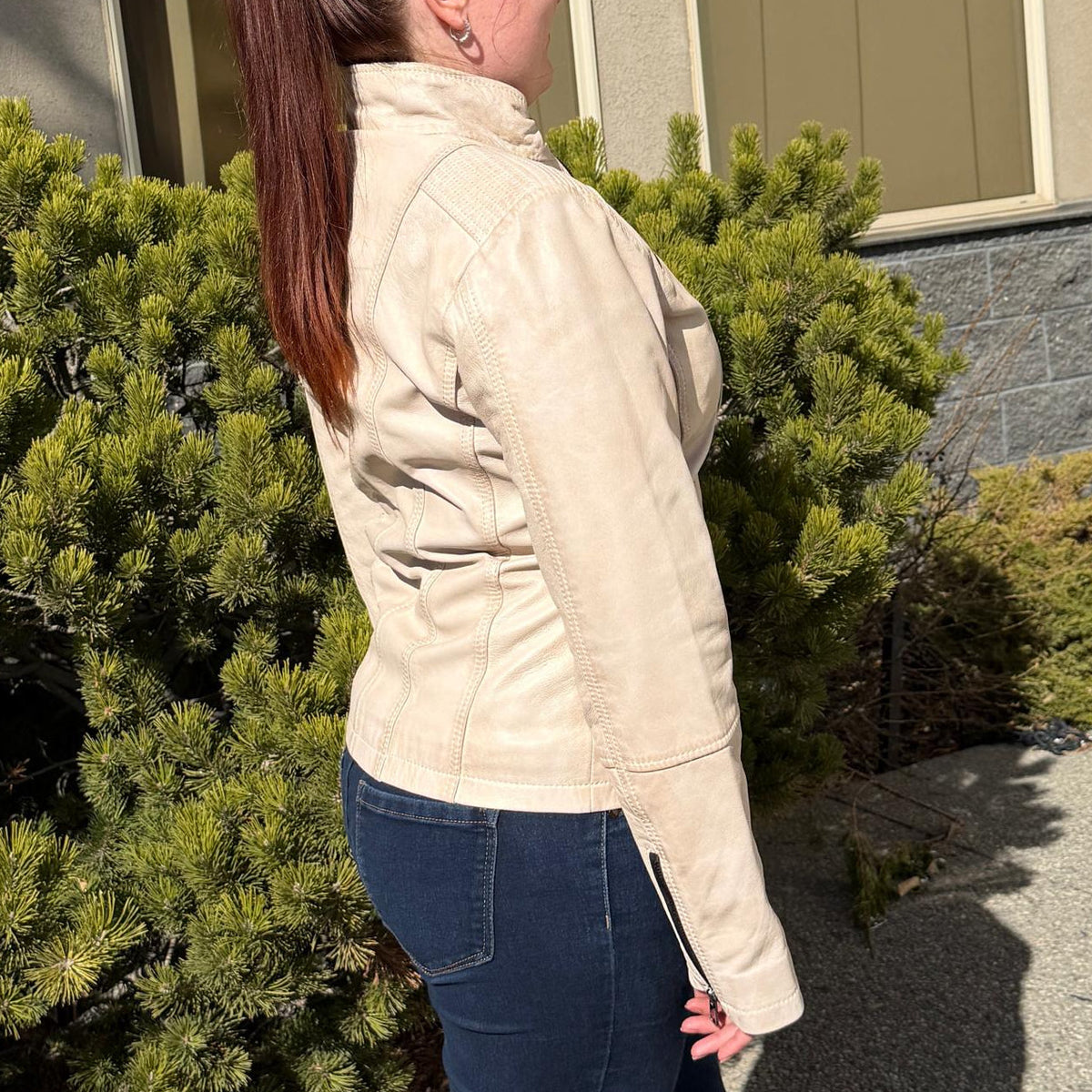Veste Classique Femme en Cuir d'Agneau. Col Rond clouté, 4 Poches zippées et Surpiqûres Décoratives aux Épaules