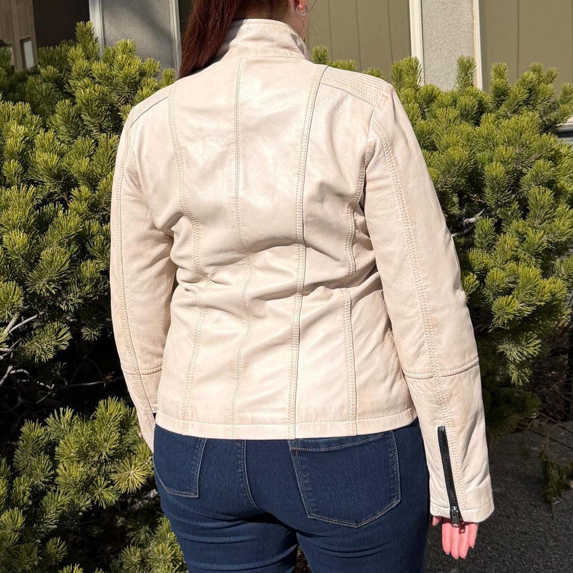 Veste Classique Femme en Cuir d'Agneau. Col Rond clouté, 4 Poches zippées et Surpiqûres Décoratives aux Épaules