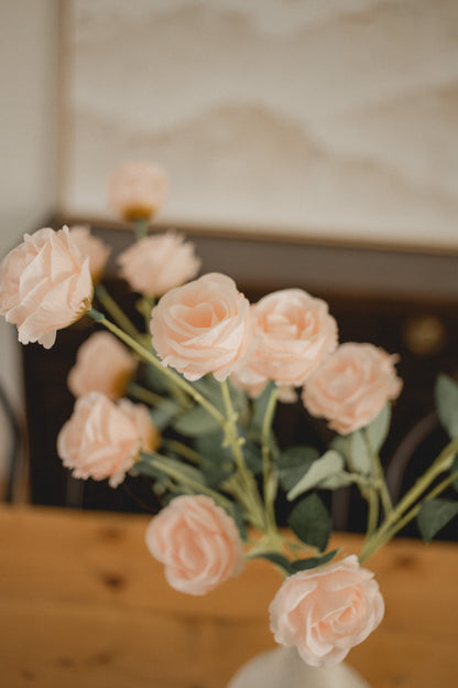 Tige de rose éclose de 6 fleurs