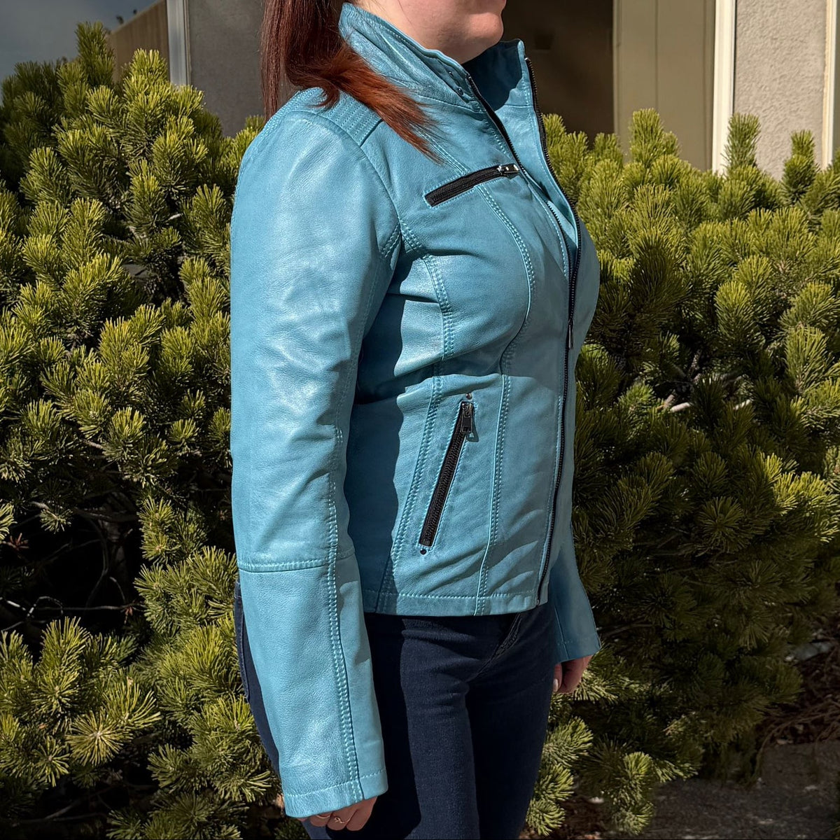 Veste Classique Femme en Cuir d'Agneau. Col Rond clouté, 4 Poches zippées et Surpiqûres Décoratives aux Épaules