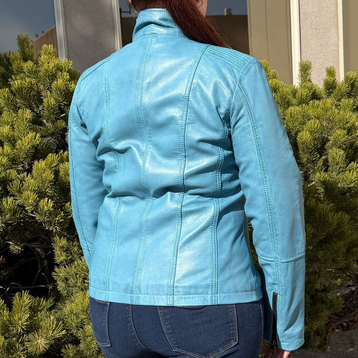 Veste Classique Femme en Cuir d'Agneau. Col Rond clouté, 4 Poches zippées et Surpiqûres Décoratives aux Épaules