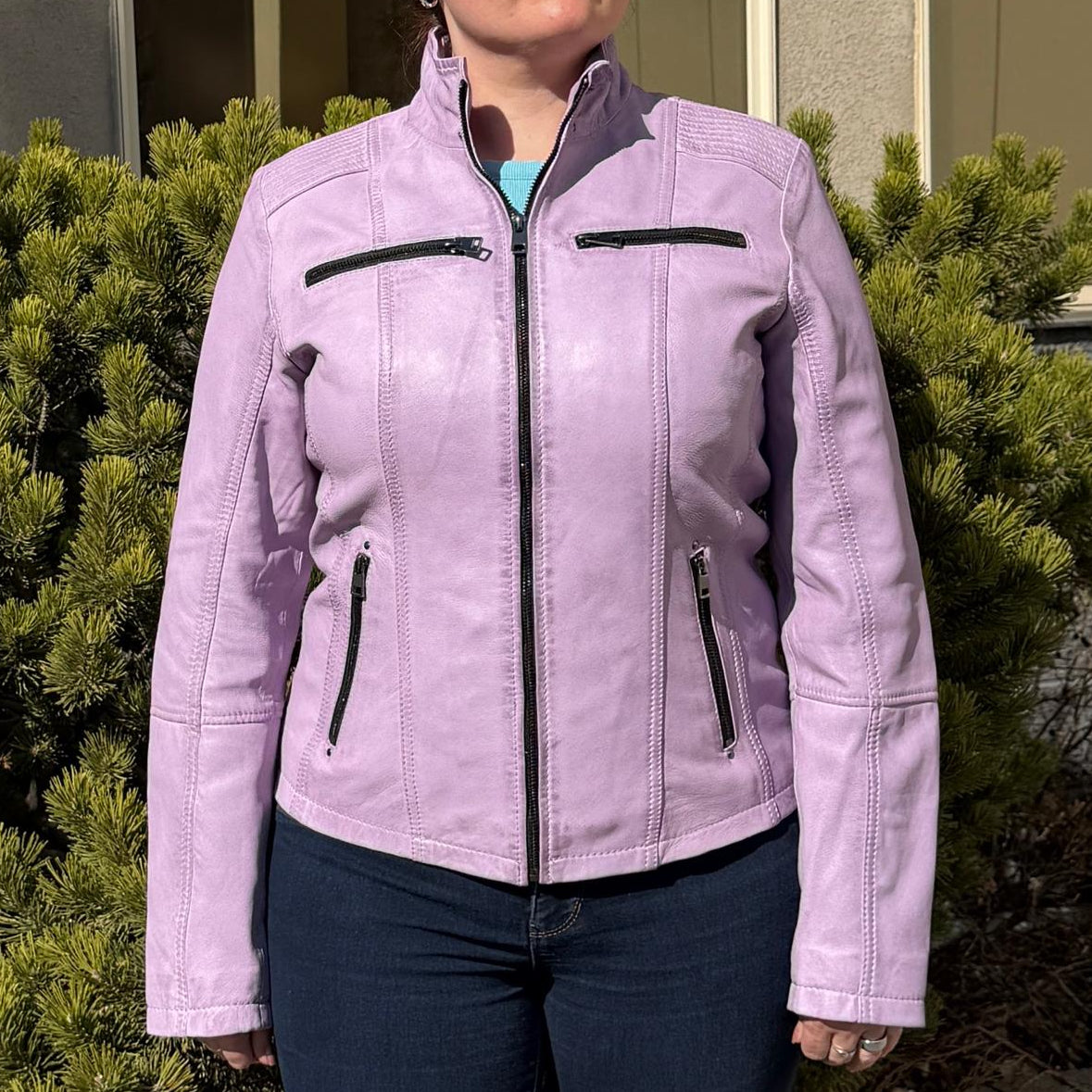Veste Classique Femme en Cuir d'Agneau. Col Rond clouté, 4 Poches zippées et Surpiqûres Décoratives aux Épaules