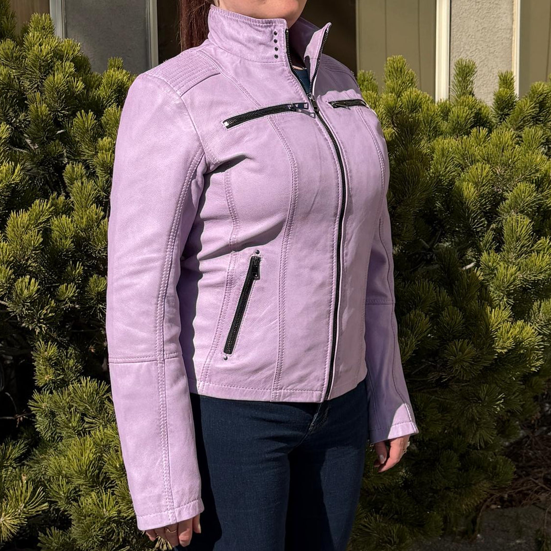 Veste Classique Femme en Cuir d'Agneau. Col Rond clouté, 4 Poches zippées et Surpiqûres Décoratives aux Épaules