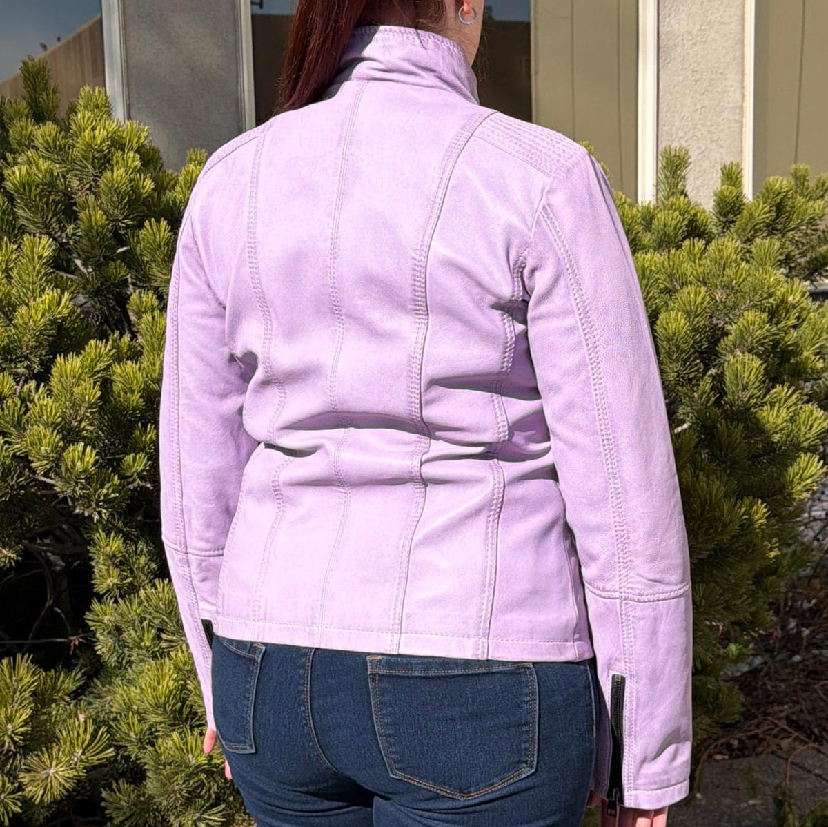 Veste Classique Femme en Cuir d'Agneau. Col Rond clouté, 4 Poches zippées et Surpiqûres Décoratives aux Épaules