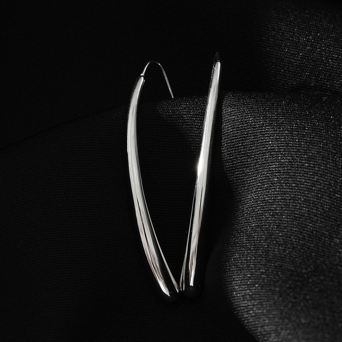 Style ADARA Or Blanc (ton argent) : Élégance Abstraite. Boucles d'Oreilles Géométriques Avant-Gardistes