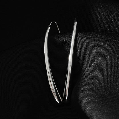 Style ADARA Or Blanc (ton argent) : Élégance Abstraite. Boucles d'Oreilles Géométriques Avant-Gardistes