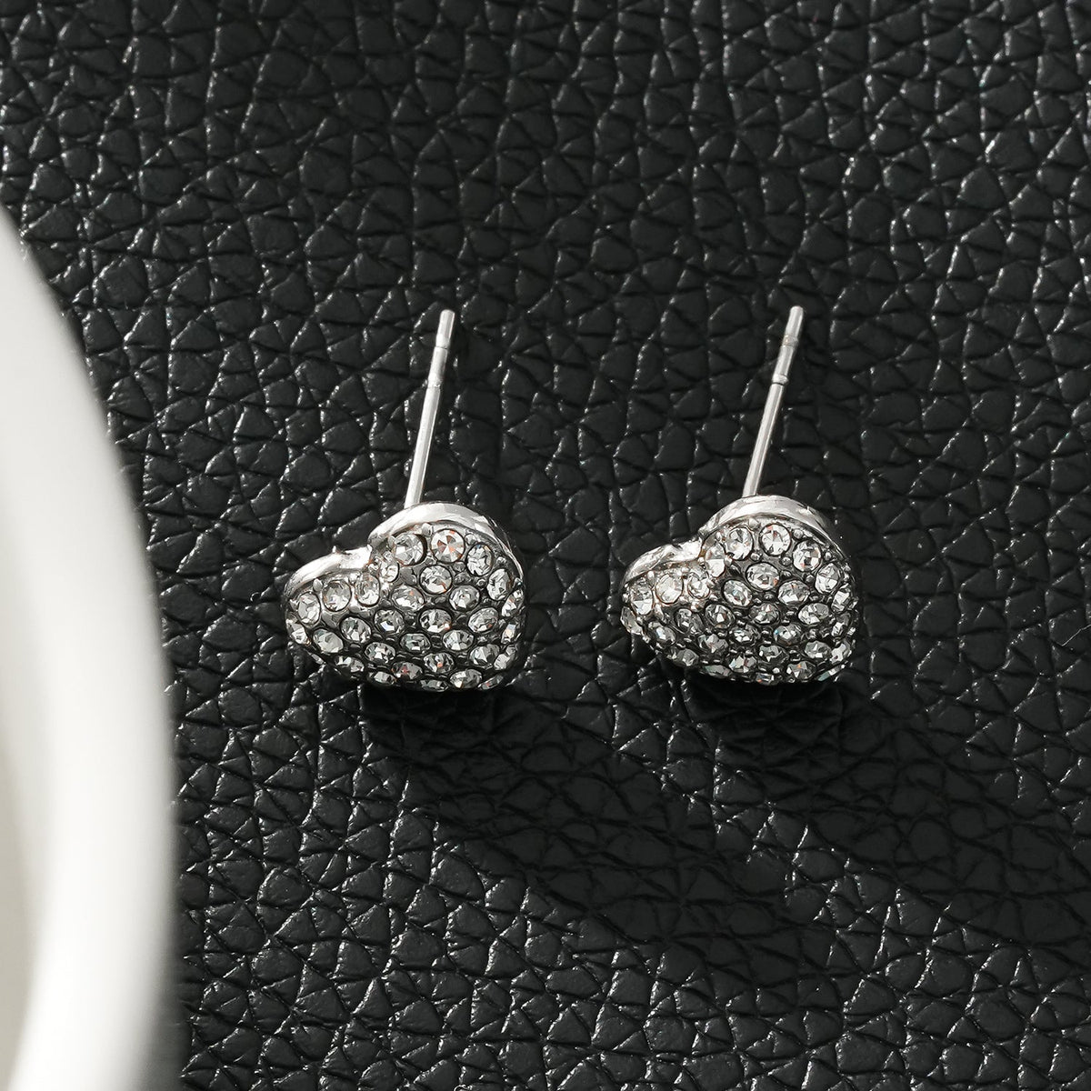 ADORE Or blanc (ton argenté) : Clous d'oreilles en forme de cœur sertis de zircons cubiques (CZ) - Déclaration d'amour