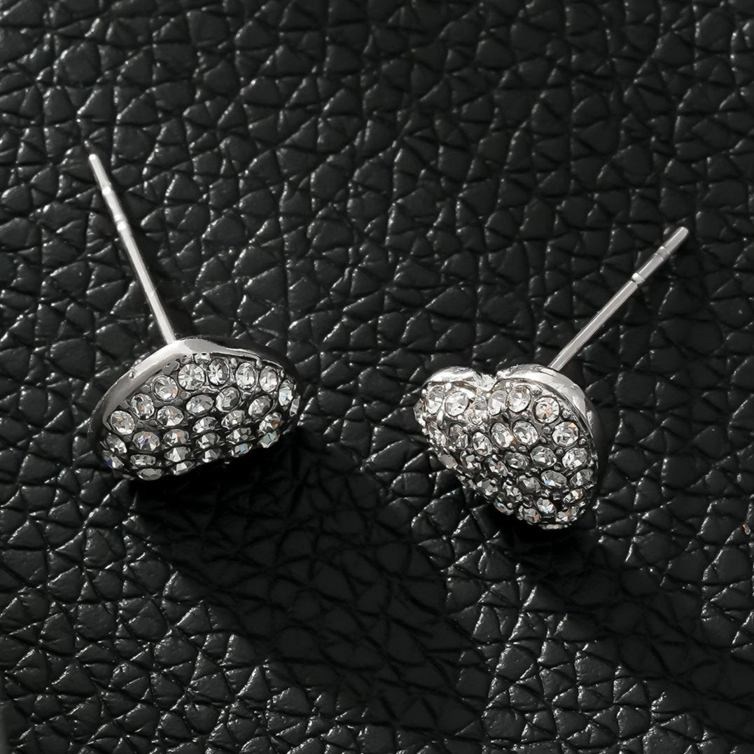 ADORE Or blanc (ton argenté) : Clous d'oreilles en forme de cœur sertis de zircons cubiques (CZ) - Déclaration d'amour