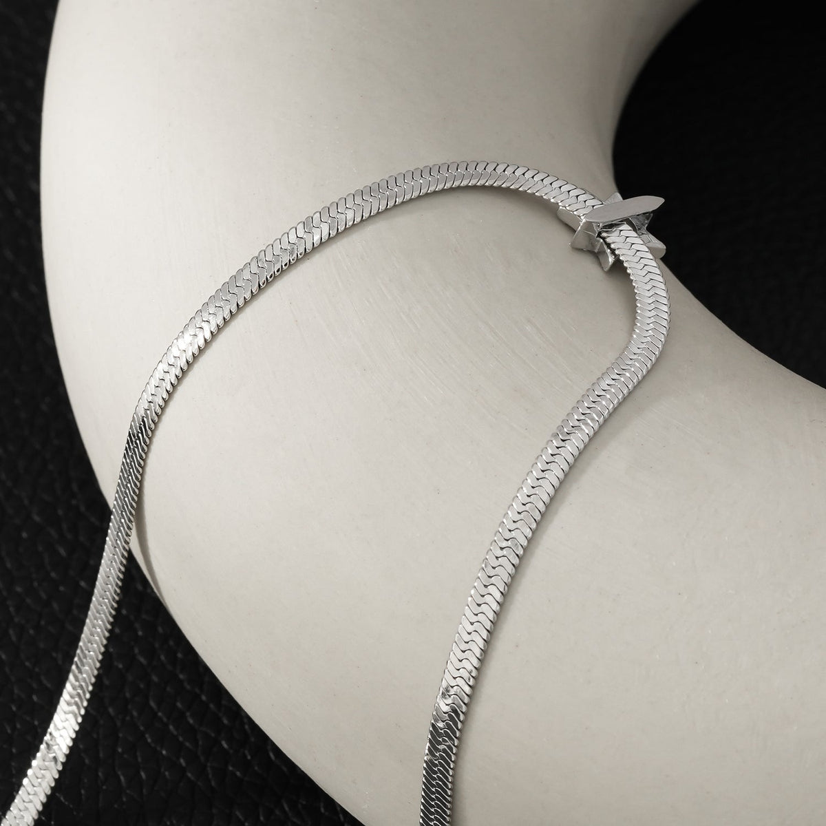 AGULHAS Or Blanc (Ton Argent) : Élégance Céleste - Collier Chaîne Peau de Serpent avec Pendentif Étoile Incrusté de Zirconium