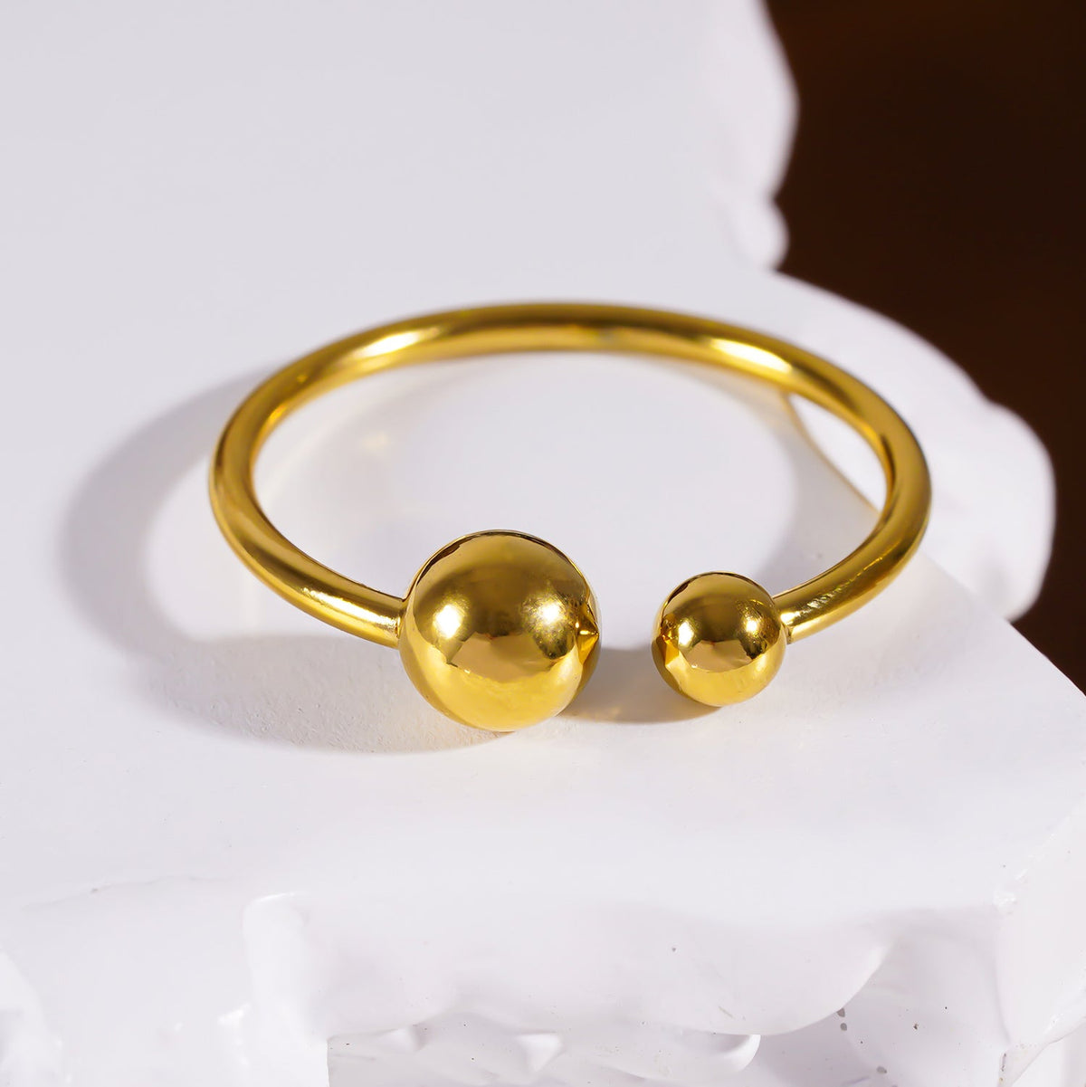 ALTHEA : Bague contemporaine essentielle avec perles rondes