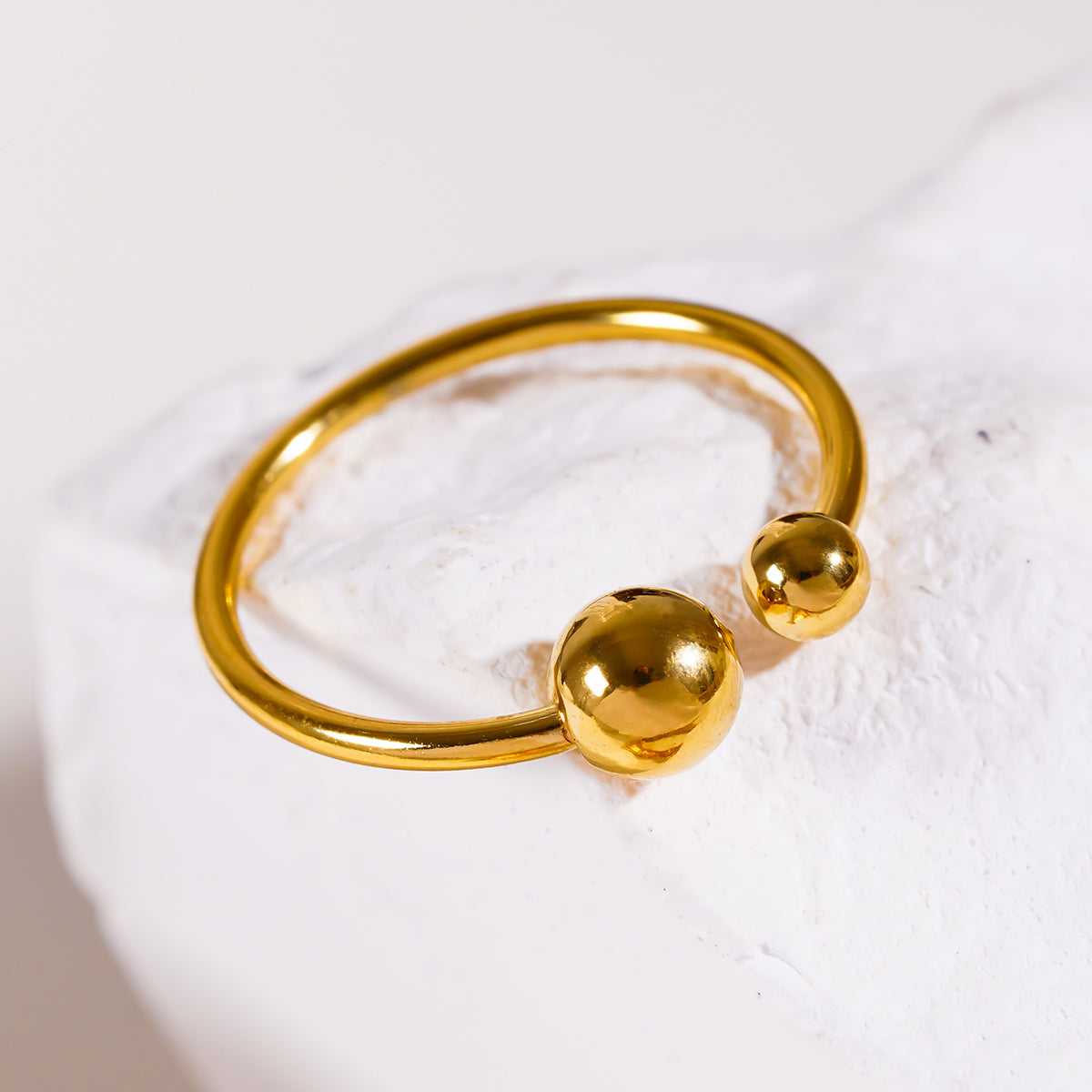 ALTHEA : Bague contemporaine essentielle avec perles rondes
