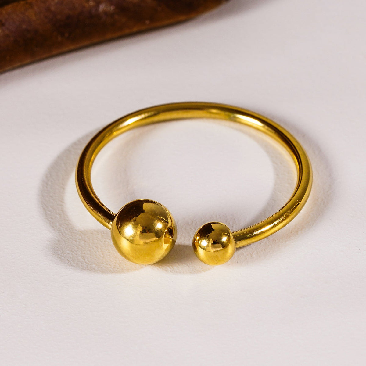 ALTHEA : Bague contemporaine essentielle avec perles rondes