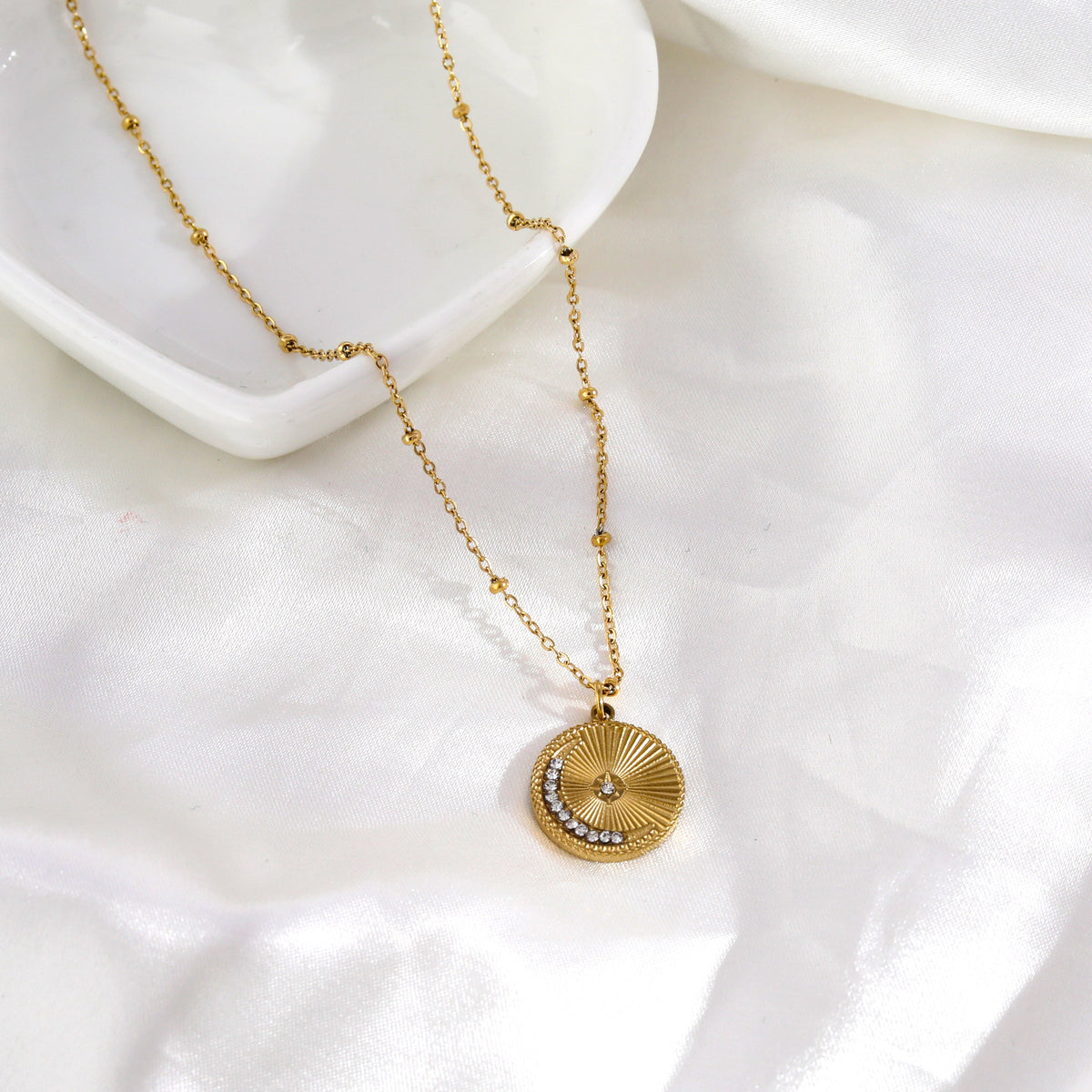 AMASA : Chaîne perlée avec pendentif étoile et lune pavée de zircone - Or
