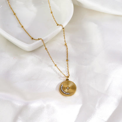 AMASA : Chaîne perlée avec pendentif étoile et lune pavée de zircone - Or
