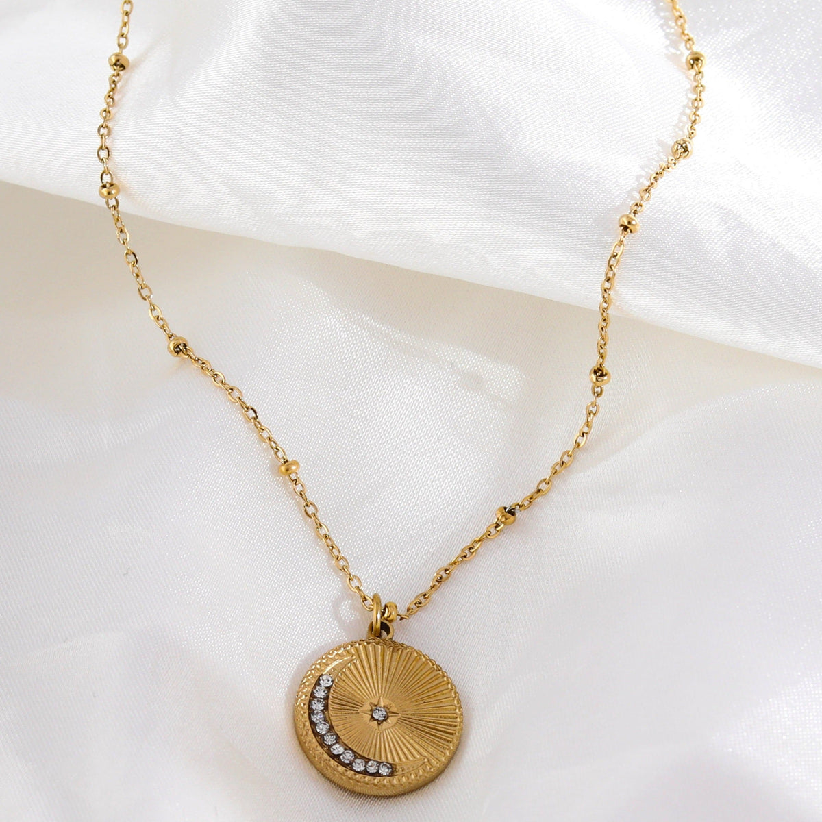 AMASA : Chaîne perlée avec pendentif étoile et lune pavée de zircone - Or