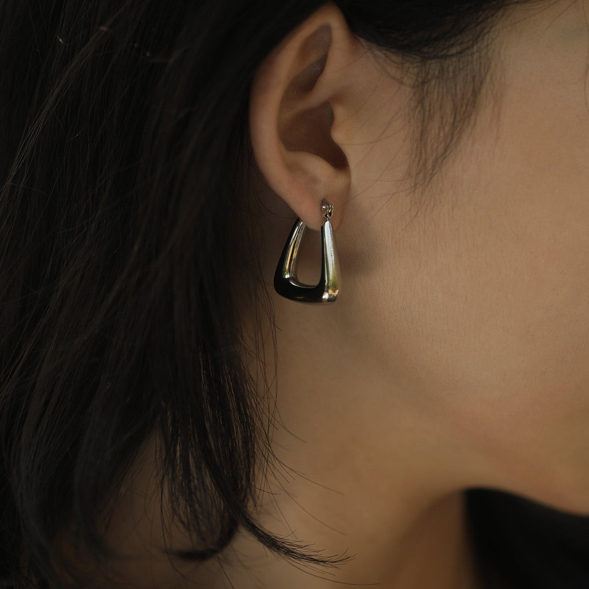 ANIKA : Boucles d'oreilles créoles mini chunky triangulaires or blanc (ton argent)