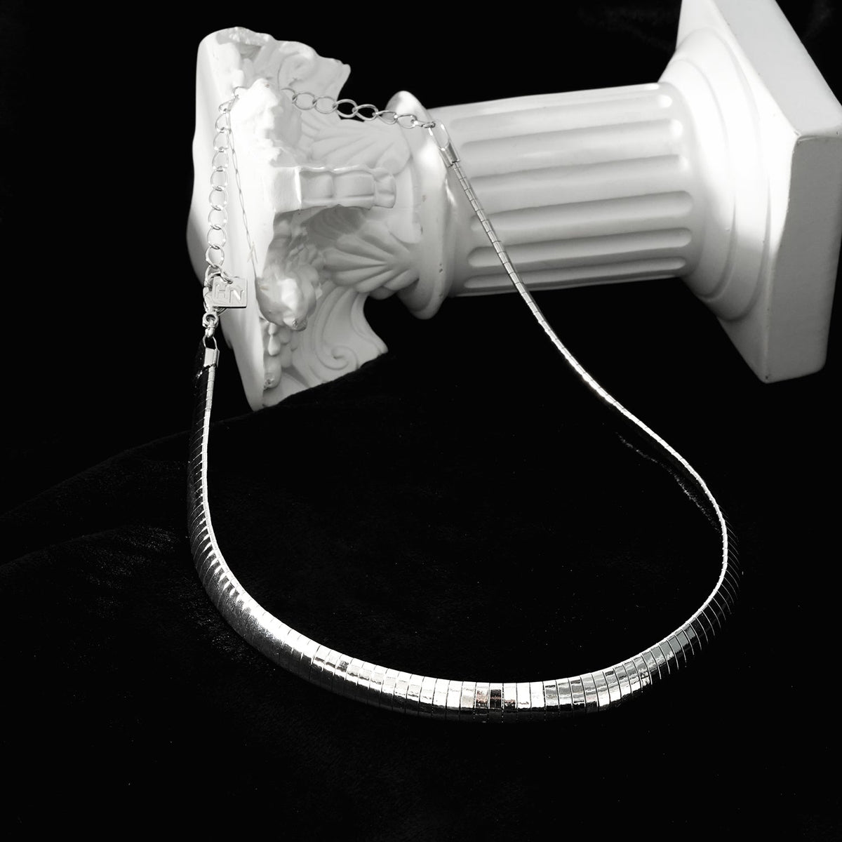 ANJILMA Argent Plaqué Or Blanc : Collier Ras du Cou Texturé Minimaliste.