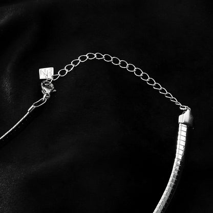 ANJILMA Argent Plaqué Or Blanc : Collier Ras du Cou Texturé Minimaliste.