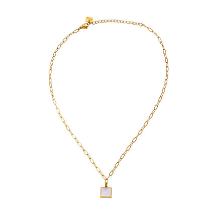 Style ANNABELLA : Pendentif carré minimaliste en métal et coquillage sur une chaîne trombone.