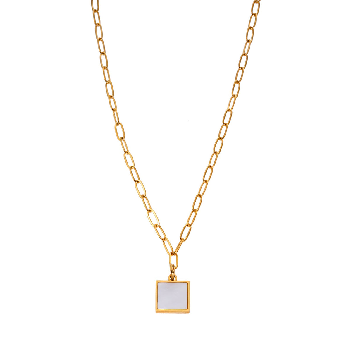 Style ANNABELLA : Pendentif carré minimaliste en métal et coquillage sur une chaîne trombone.