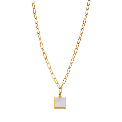 Style ANNABELLA : Pendentif carré minimaliste en métal et coquillage sur une chaîne trombone.