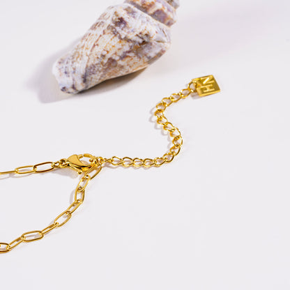 Style ANNABELLA : Pendentif carré minimaliste en métal et coquillage sur une chaîne trombone.