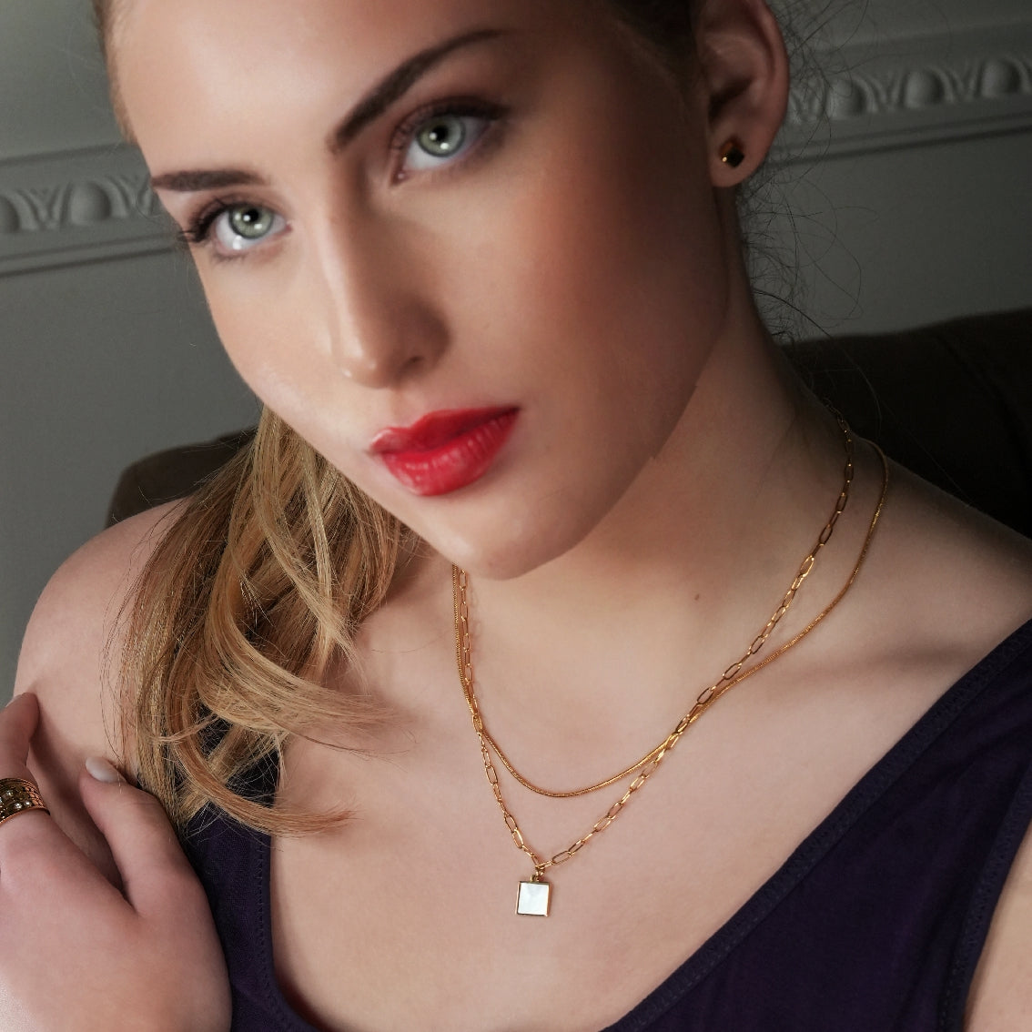 Style ANNABELLA : Pendentif carré minimaliste en métal et coquillage sur une chaîne trombone.