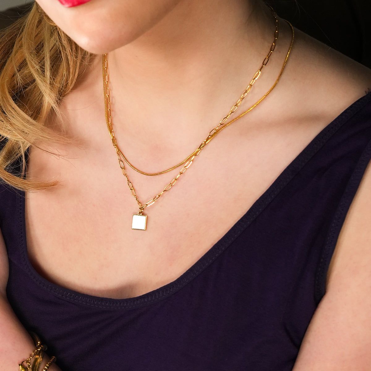 Style ANNABELLA : Pendentif carré minimaliste en métal et coquillage sur une chaîne trombone.