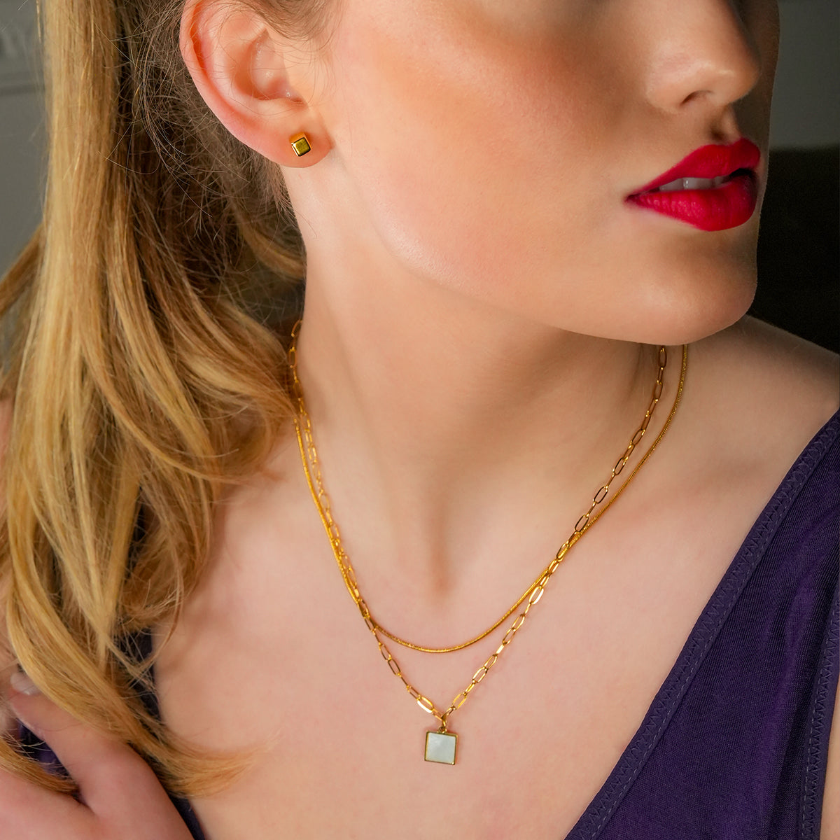 Style ANNABELLA : Pendentif carré minimaliste en métal et coquillage sur une chaîne trombone.