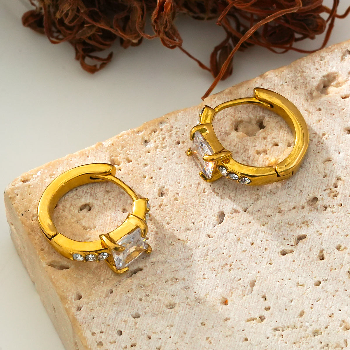 Style ASTORIA Or : Mini Créoles en Or avec Zircons Incrustés