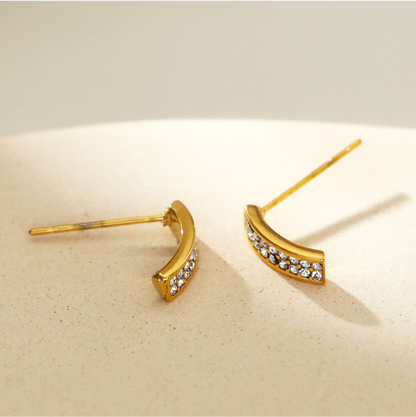 ASTRID : Boucles d'oreilles clous minimalistes en or avec barre incurvée pavée de zircone