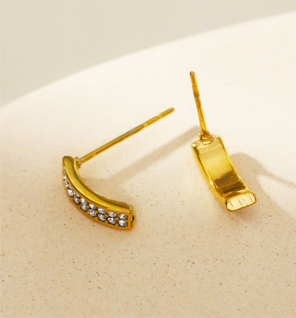 ASTRID : Boucles d'oreilles clous minimalistes en or avec barre incurvée pavée de zircone
