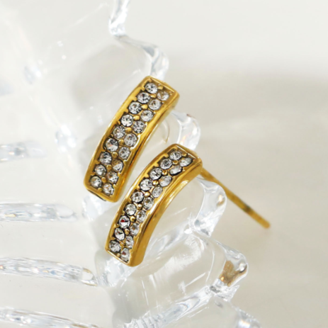 ASTRID : Boucles d'oreilles clous minimalistes en or avec barre incurvée pavée de zircone