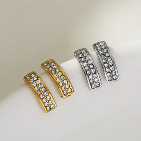 ASTRID : Boucles d'oreilles clous minimalistes en or avec barre incurvée pavée de zircone