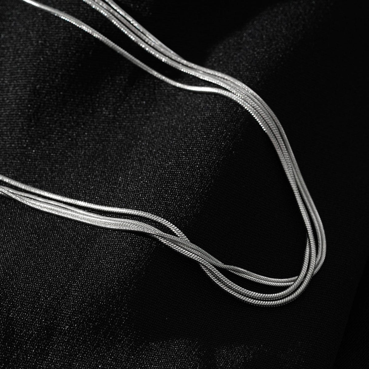 AVEZZANO White Gold (Silver Toned): Snake-Skin Textured Multi-Strand Chain Necklace - Exquisite Elegance