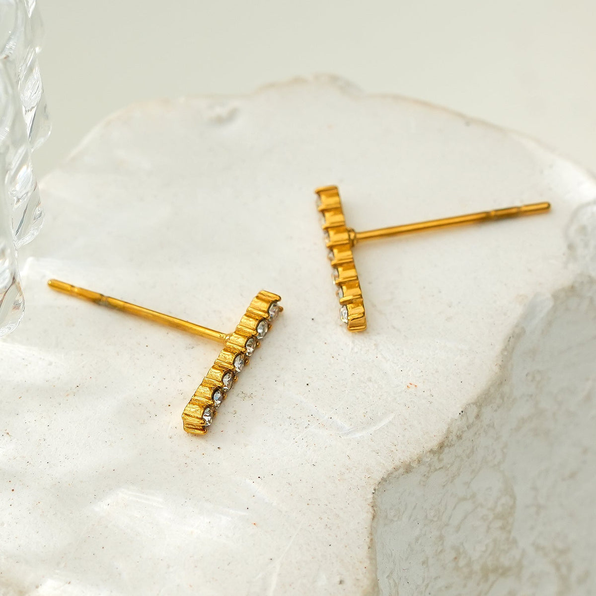 BIHAR : Boucles d'oreilles clous minimalistes en forme de barre, serties d'oxydes de zirconium pavé, en plaqué or.