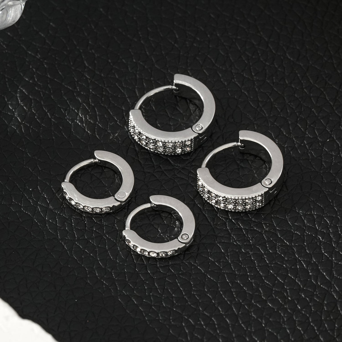 BLIJDE Argent (Or blanc) : Boucles d'oreilles mini créoles pavées de zircones cubiques (CZ) à rang unique